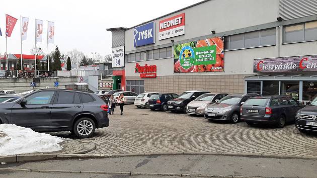 Files d’attente pour la viande et les saucisses.  Il a ouvert un nouveau supermarché à Cieszyn, en Pologne