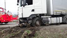 Vyprošťování maďarského kamionu po nehodě v Bohumíně. 