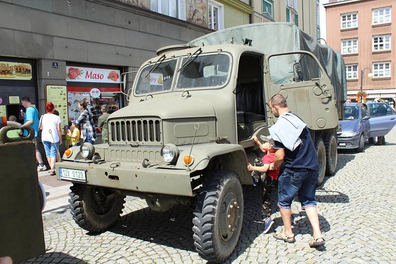 Náměstí ČSA v Těšíně v sobotu zaplnily vojenské vozy.