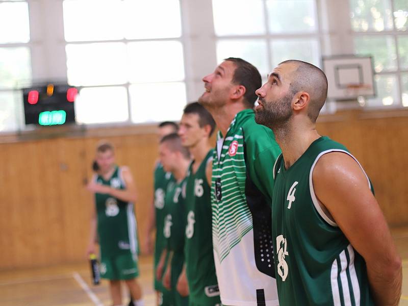 Basketbalisté Karviné (v zeleném) zdolali VŠB Ostrava a skončili na Emil Cupu druzí.