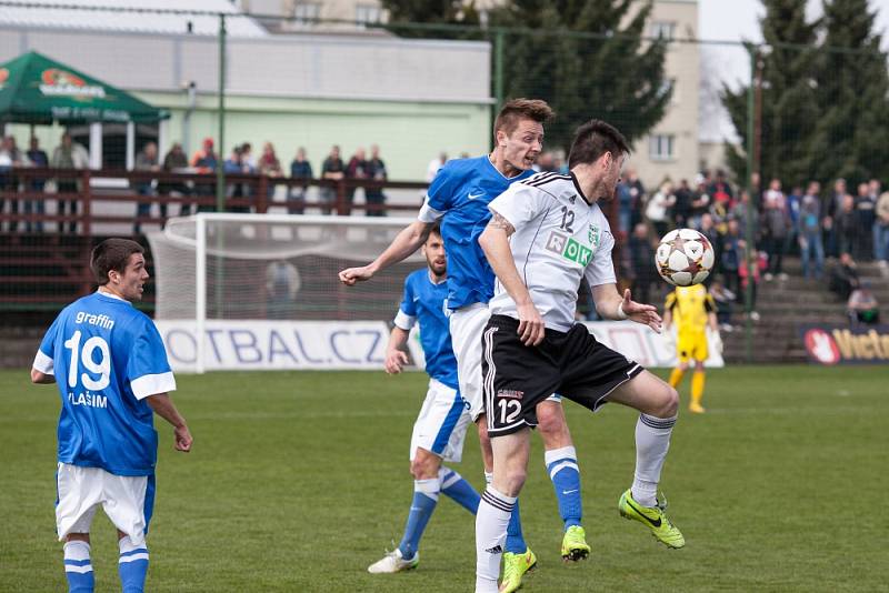 Z utkání Karviná (v bílém) - Vlašim 2:0.