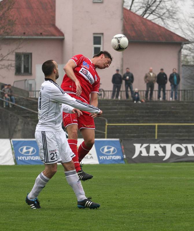 Karvinští fotbalisté (v bílém) porazili doma Ústí nad Labem.