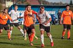 Petrovické derby v I.B třídě pro sebe získali fotbalisté Interu (v bílém), kteří vyhráli u kolegů ze Závady 2:1.