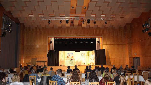 Ochotnický festival Víkend s amatéry nabídl hry pro všechny věkové kategorie a v sále petřvaldského domu kultury se bavili herci i diváci.