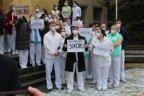Snímky z lednového protestu zdravotníků před třineckou nemocnicí, kteří nesouhlasí s odvoláním ředitele nemocnice Martina Sikory.