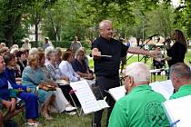 V parku za Kulturním domem Radost v neděli 7. července odpoledne byla zahájena série osmi prázdninových promenádních koncertů pod širým nebem.