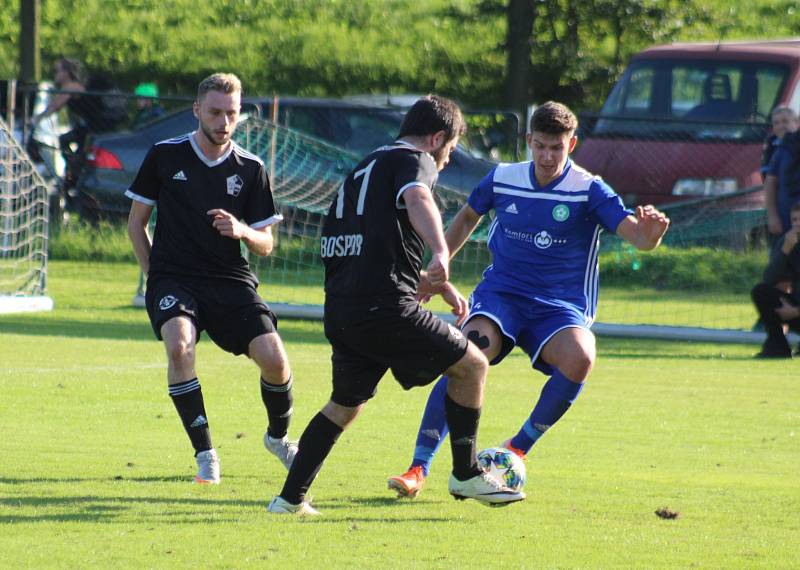 Derby o vedení v I.B třídě zvládly Věřňovice (v modrém), které porazily Záblatí 3:2.