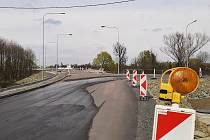 Stonava, nová silnice, která je nejkratší spojnicí mezi Stonavou a Karvinou přes Darkov, stále není dokončena. Duben 2022.