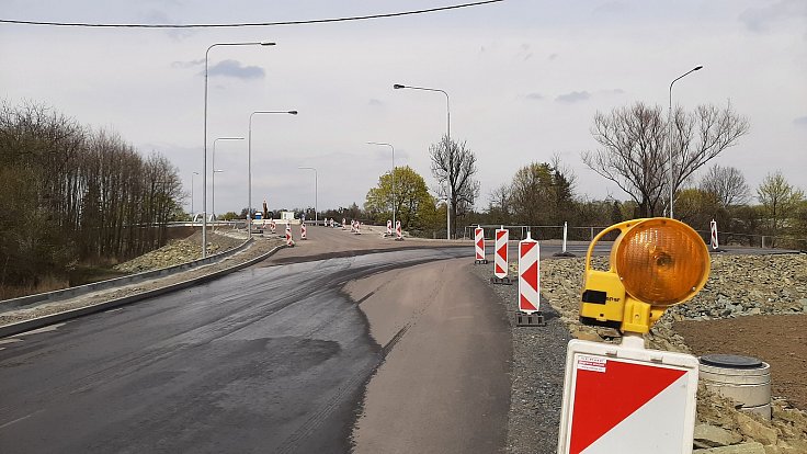 Stonava, nová silnice, která je nejkratší spojnicí mezi Stonavou a Karvinou přes Darkov, stále není dokončena. Duben 2022.
