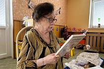 Učitelka matematiky a fyziky Jana Pavlištíková z Bohumína zasvětila život kantořině, ve starobohumínské školce čte dětem pohádky, Starý Bohumín, 13. 11. 2025