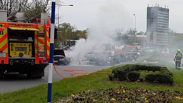 Požár osobního automobilu u velkého kruhového objezdu v Havířově. 