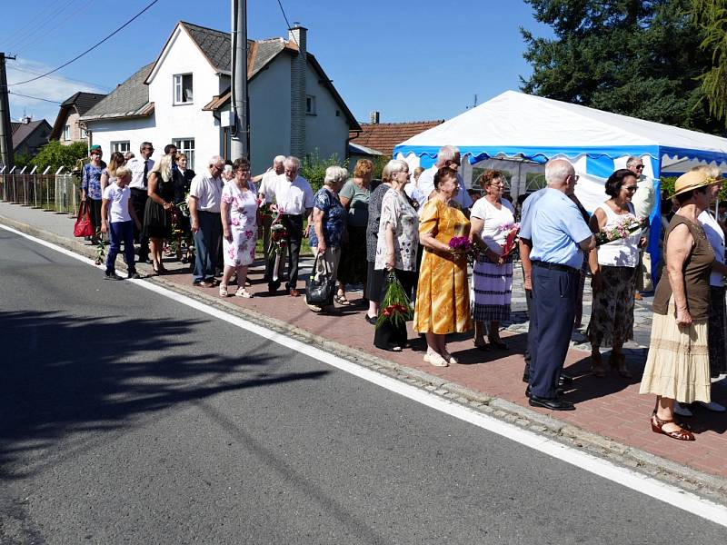 Pietní akt u Památníku životické tragédie v Havířově. 