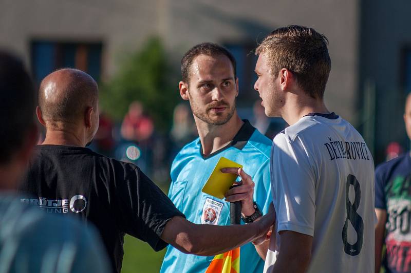 Bohumínští (ve žlutém) si ve vyostřeném derby poradili s Dětmarovicemi.