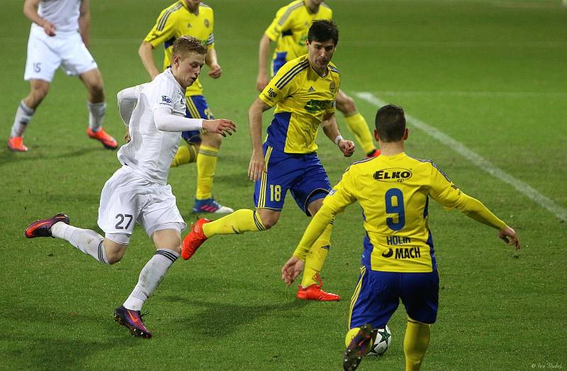 V posledním utkání 19. kola nejvyšší fotbalové soutěže porazili Karvinští (v bílém) Zlín 1:0.