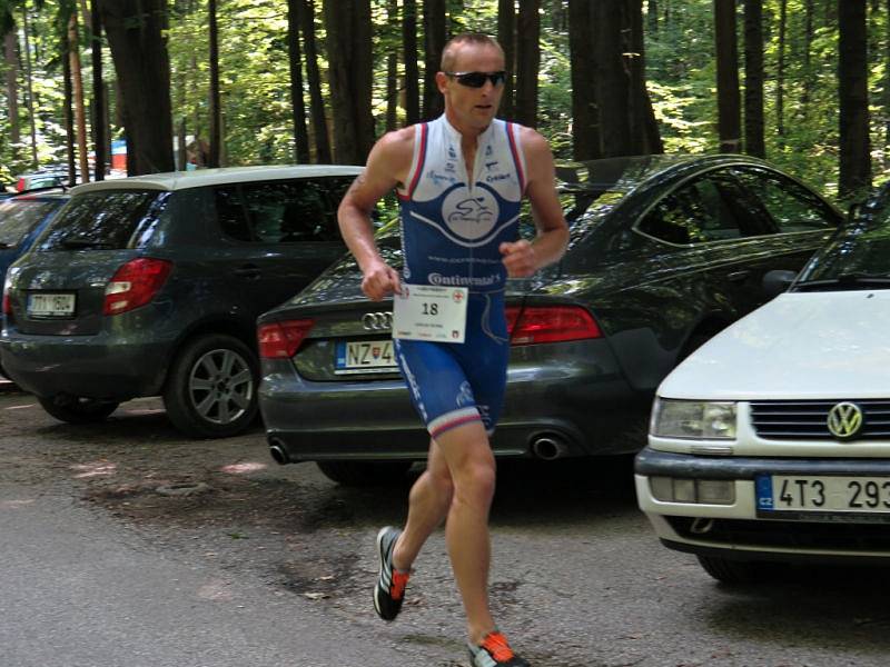 Na start 7. ročníku Albrechtického sprint triatlonu se v sobotu za krásného slunečného počasí postavilo 53 závodníků z toho 9 žen.