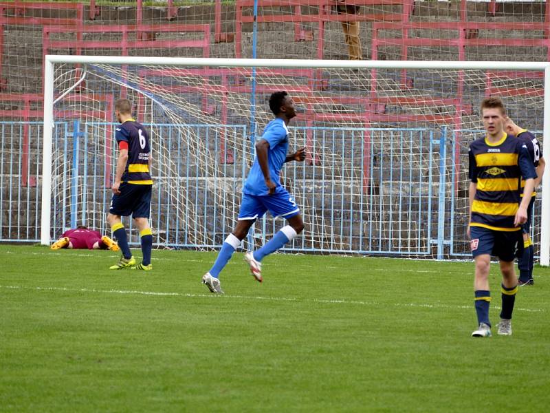 Havířovští fotbalisté (v modrém) přehráli Frýdlant jasně 3:0.