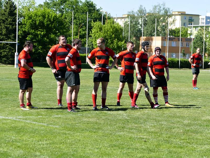 Ragbyové derby zvládli vítězně havířovští hráči (v bílém).