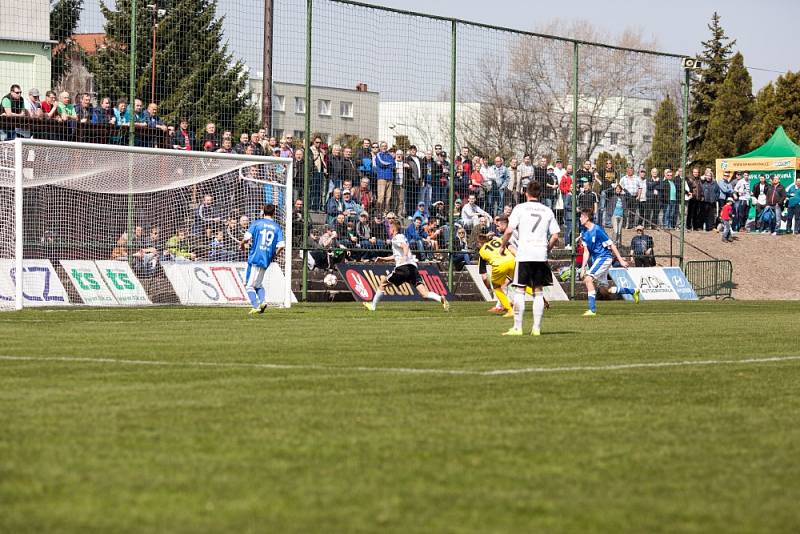 Z utkání Karviná (v bílém) - Vlašim 2:0.