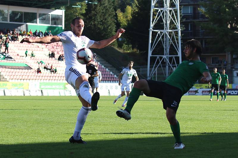 Karvinští fotbalisté (v bílém) vyhráli v Příbrami 2:0.