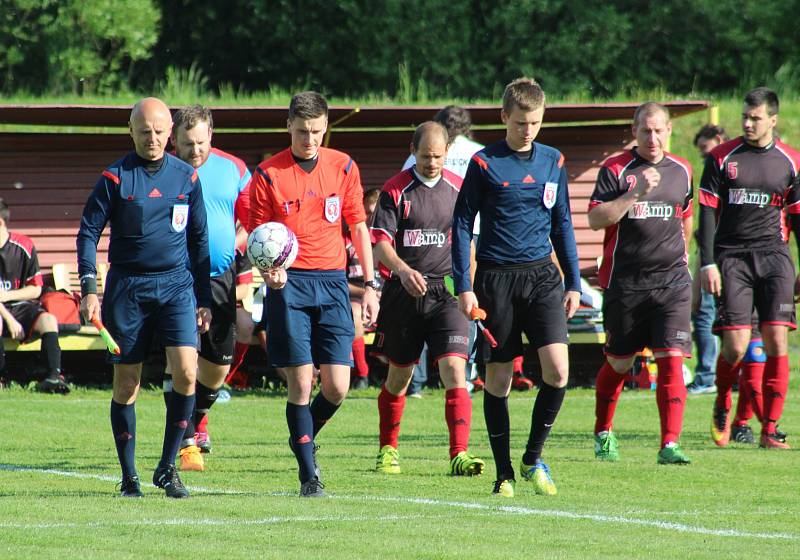 Fotbalisté Gascontrolu (světlé dresy) při derby s Těrlickem.