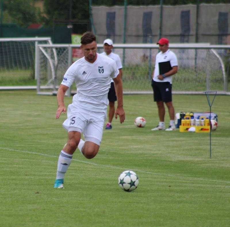 Fotbalisté Karviné (v bílém) si na Slovensku zahráli se Zlatými Moravci. Prohráli 2:3.