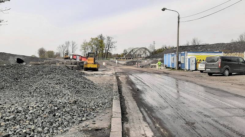 Stavba silničního obchvatu pokračuje. Už teď se ale ví, že dokončení se o nějaké 4 měsíce protáhne. Úsek napojení na obchvat u Darkovském mostu.