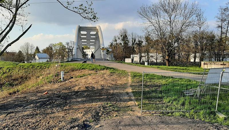 Stavba silničního obchvatu pokračuje. Už teď se ale ví, že dokončení se o nějaké 4 měsíce protáhne. Úsek napojení na obchvat u Darkovském mostu.