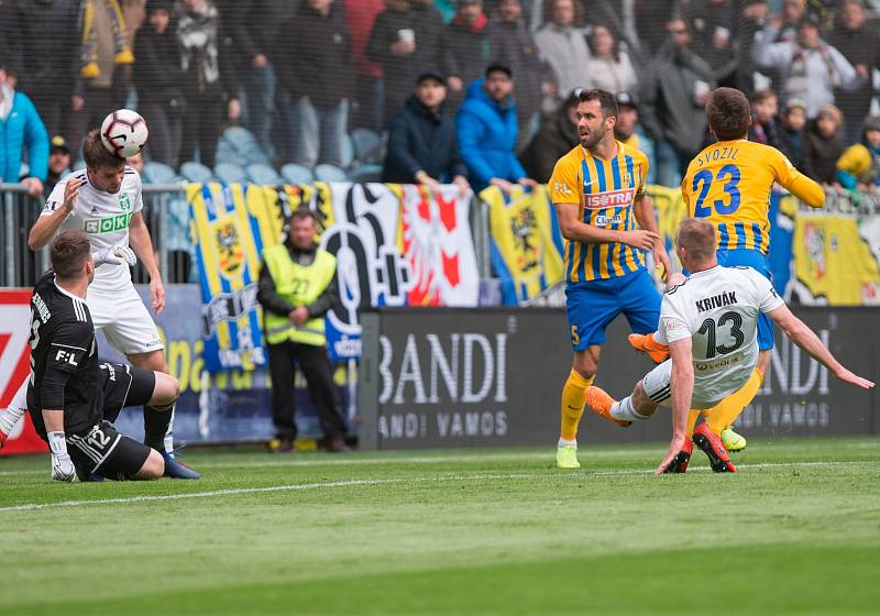 Karviná (v bílém) v Opavě prohrála 0:1.