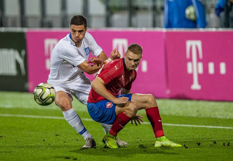 Mladí Češi (v červeném) remizovali s Řeckem 1:1.