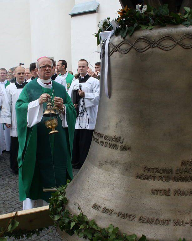 Ostravsko-opavský Biskup František Lobkowicz vysvětil v neděli před polednem nové znovy, které budou odbíjet ve věži fryštátského kostela.