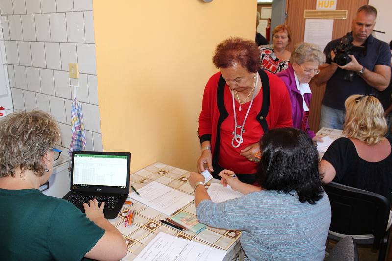 Zápis havířovských seniorů na rekreační pobyt dotovaný městem.