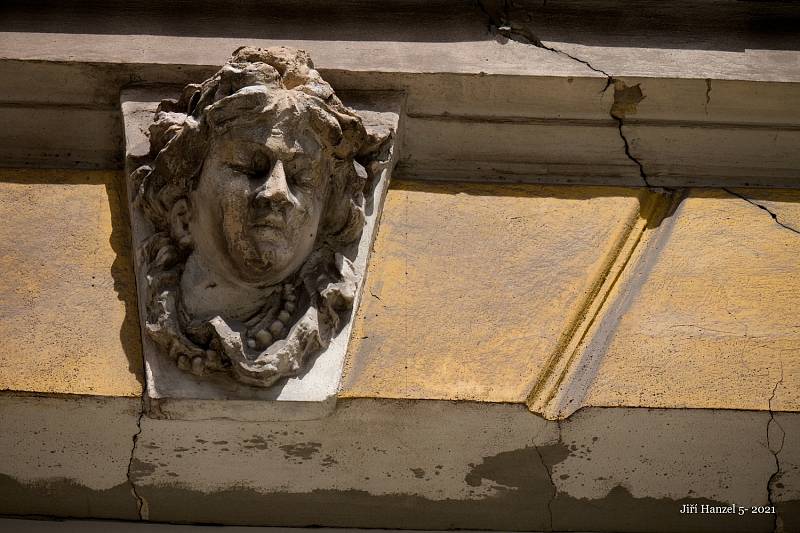 Fotoprocházka za českotěšínskou historickou architekturou, která pamatuje dějiny.