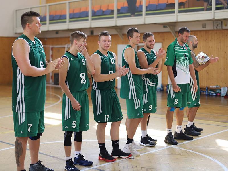 Basketbalisté Karviné (v zeleném) zdolali VŠB Ostrava a skončili na Emil Cupu druzí.