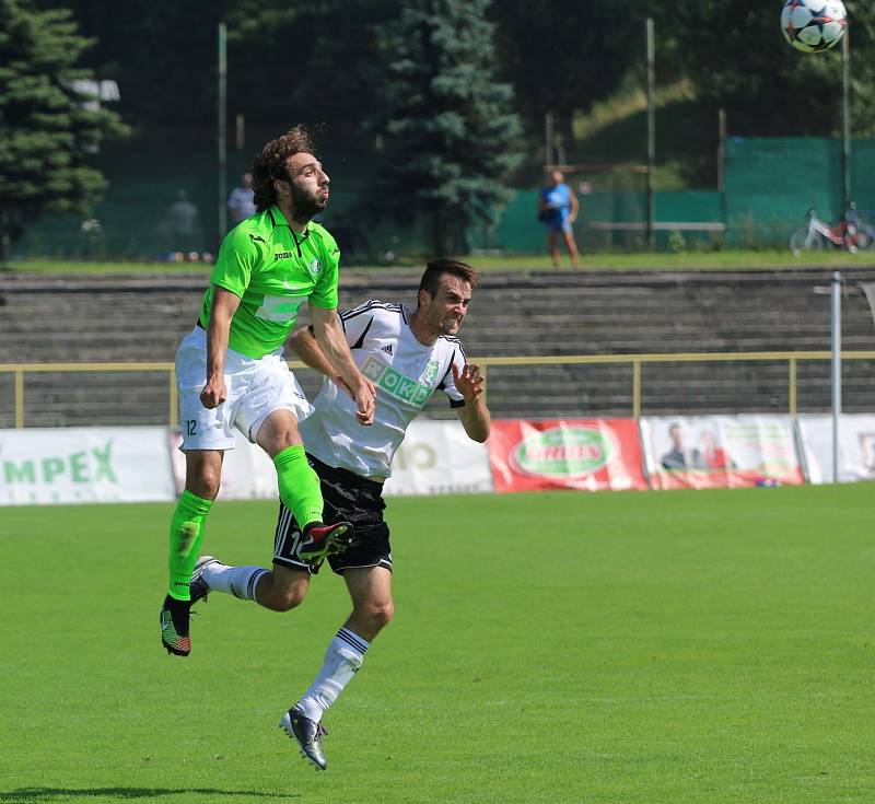 Karvinští fotbalisté (v bílém) v domácí premiéře remizovali.