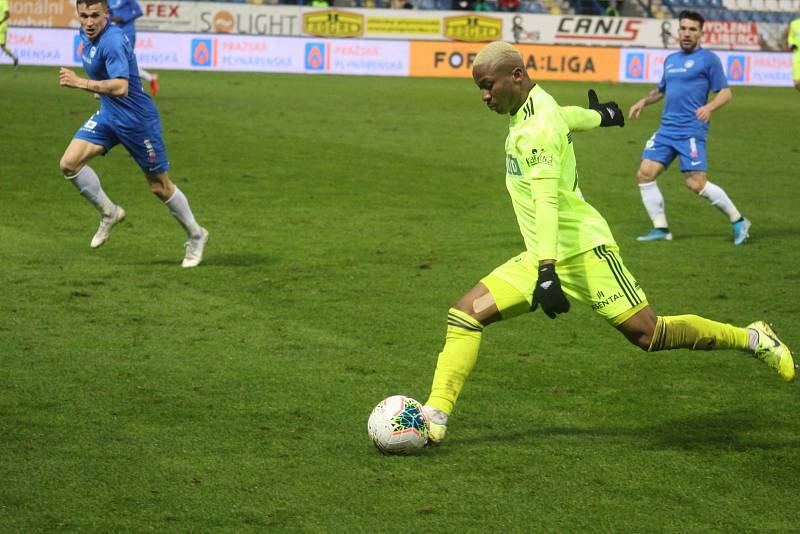 Karvinští fotbalisté (v zelenkavém) prohráli v Liberci 0:3.