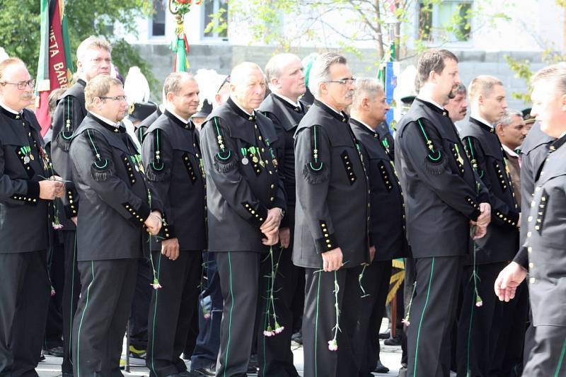 Sobotní Hornické slavnosti v Karviné zahájil tradiční pietní akt u sochy horníka na Univerzitním náměstí.