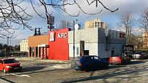 Třetí den provozu nového karvinského KFC. Prázdno u okének nebývá, právě naopak.