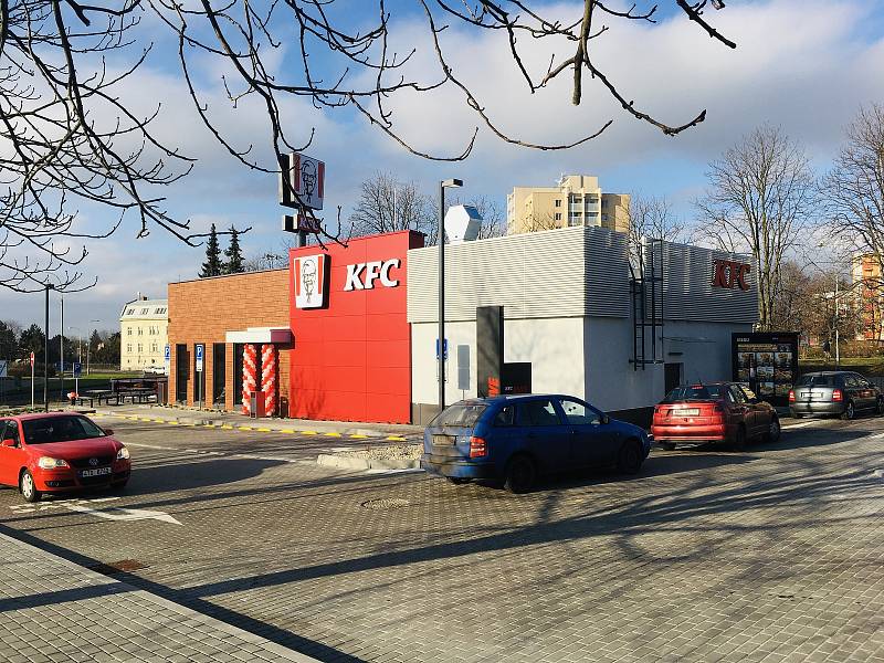 Třetí den provozu nového karvinského KFC. Prázdno u okének nebývá, právě naopak.