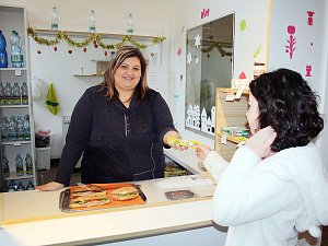 Bufetářka na ZŠ Cihelní v Karviné Jana Hrabinová prodává zeleninu a tmavé pečivo. A má prý často vyprodáno. 