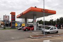 Ceny pohonných hmot na čerpacích stanicích v Polsku jsou po zdražení v Česku zase o něco výhodnější. Samoobslužná čerpací stanice v polském Těšíně.