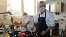 Kuchař David Valíček vypomáhá v kuchyni českotěšínského domova pro seniory.