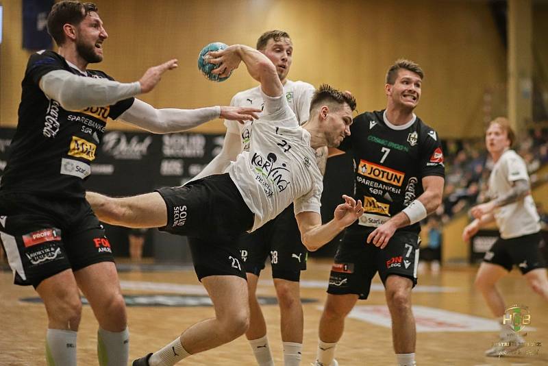 V prvním zápase čtvrtfinále evropského EHF Cupu karvinští házenkáři podlehli doma norskému Runar Sandefjord Elite 31:34.