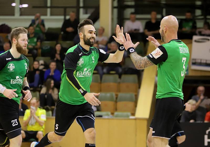 Házenkáři Karviné (v zeleném) roznesli v semifinále poháru Frýdek-Místek 37:22.