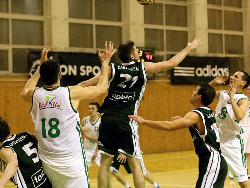 Basketbalisté Karviné (v bílém) zvládli víkend proti těžkým soupeřům z Brna.