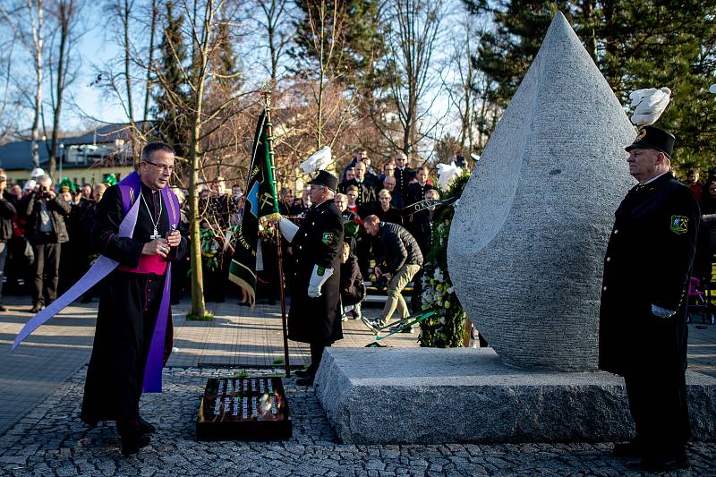 Ve Stonavě se konal pietní akt k uctění památky 13 horníků, kteří před rokem zahynuli v Dole ČSM-Sever při výbuchu metanu. Památku havířů připomíná v centru obce žulový monument ve tvaru slzy, 20. prosince 2019. Na snímku ostravsko-opavský biskup Martin D