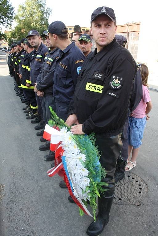 Symbolickým vodním mostem z obou stran hranice uctili hasiči památku zahynulých kolegů. 