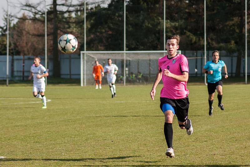 Okresní derby v divizi. Dětmarovice (v bílém) porazily Havířov 1:0.