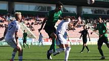 Karvinští fotbalisté (v bílém) vyhráli v Příbrami 2:0.