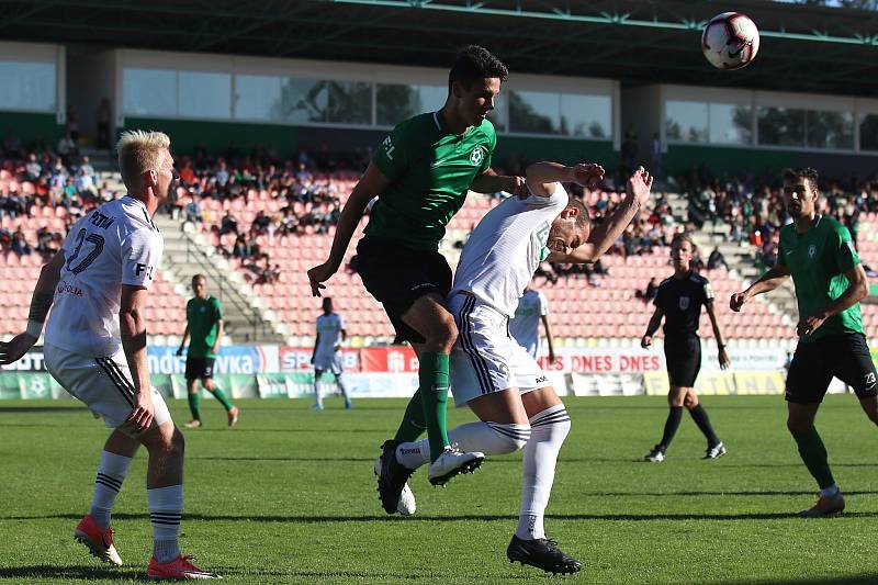 Karvinští fotbalisté (v bílém) vyhráli v Příbrami 2:0.