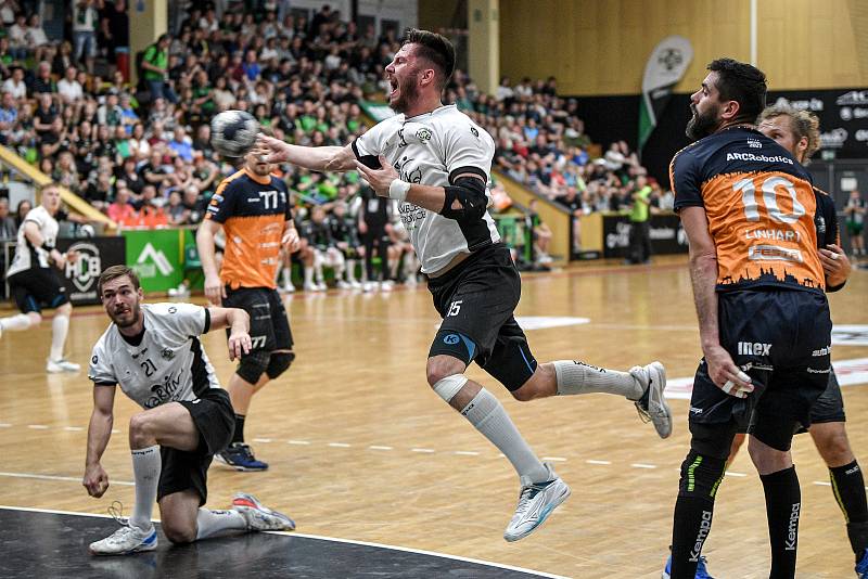 Karvinští házenkáři porazili Plzeň (v oranžovém) a vedou ve finálové sérii 2:1 na zápasy.